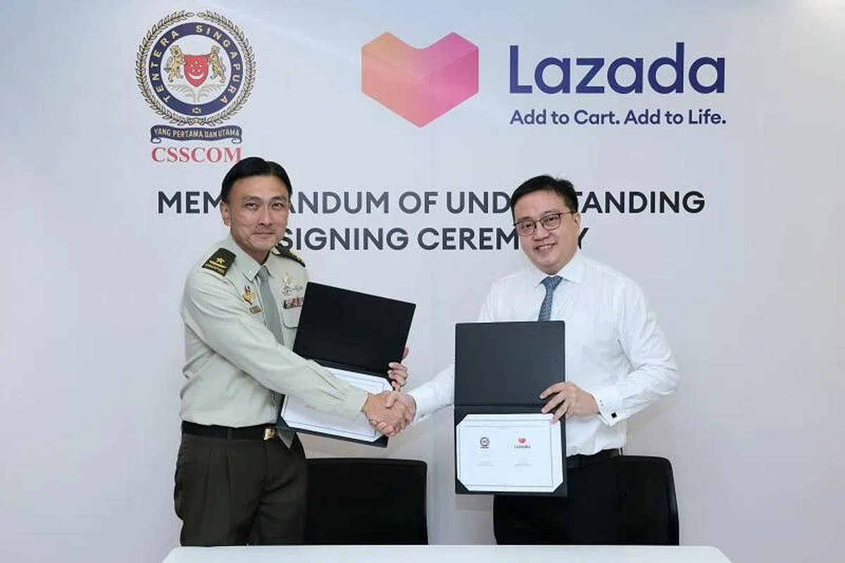 Lazada总裁卢炜利（右）和作战勤务支援指挥部司令陈君有准将（左）星期二（9月6日）在位于勿拉士峇沙路的Lazada One签署了谅解备忘录。（梁麒麟摄）