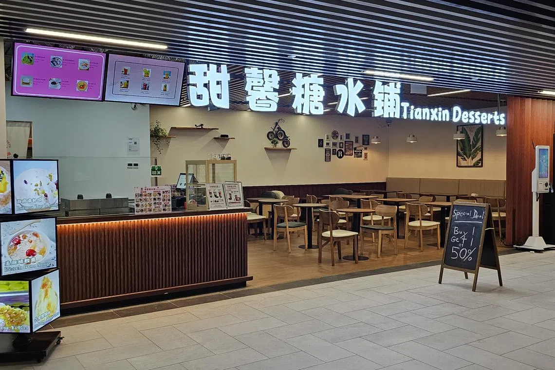 甜馨糖水铺位于直落亚逸地铁站的地下通道。（黄亿敏摄）