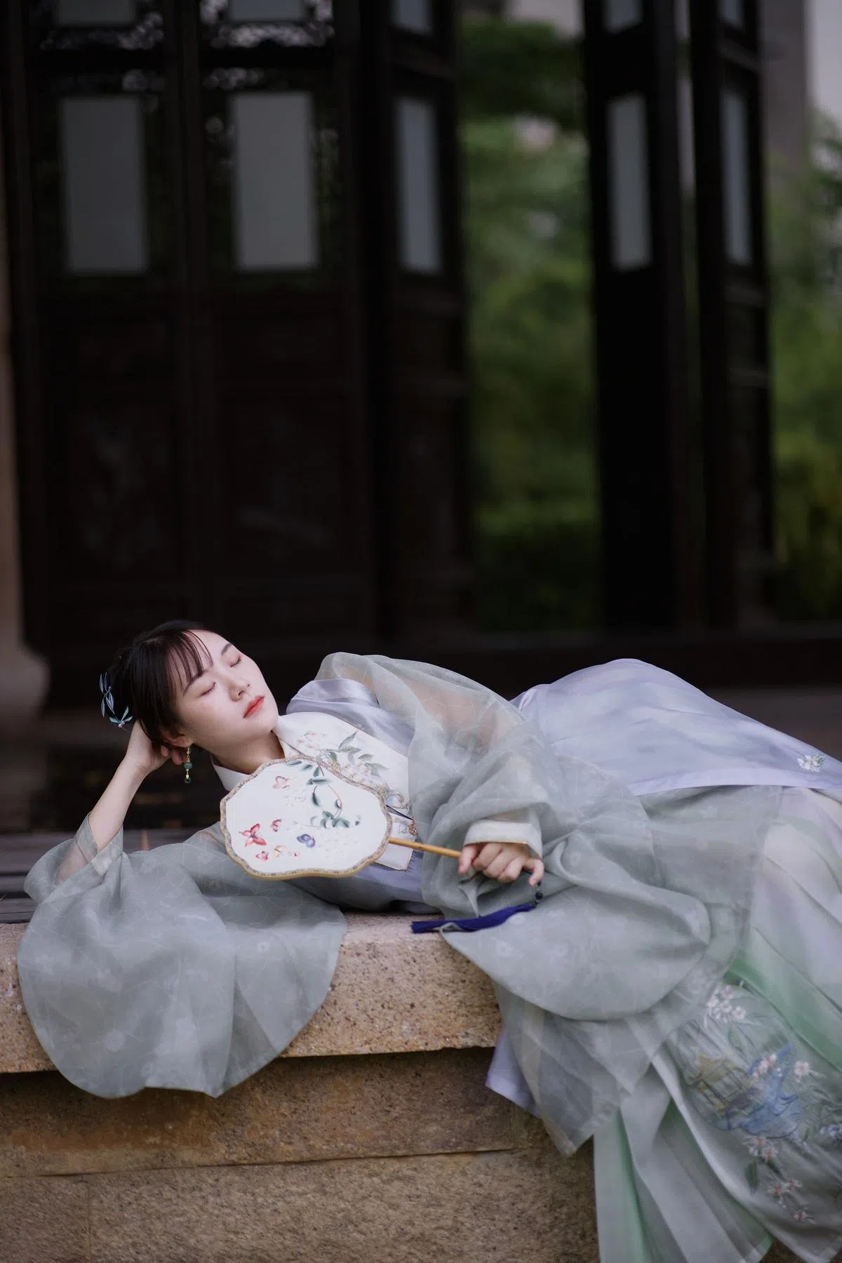 汉服带人穿越回到一个恬静、精致的时代。（周丽莎提供）