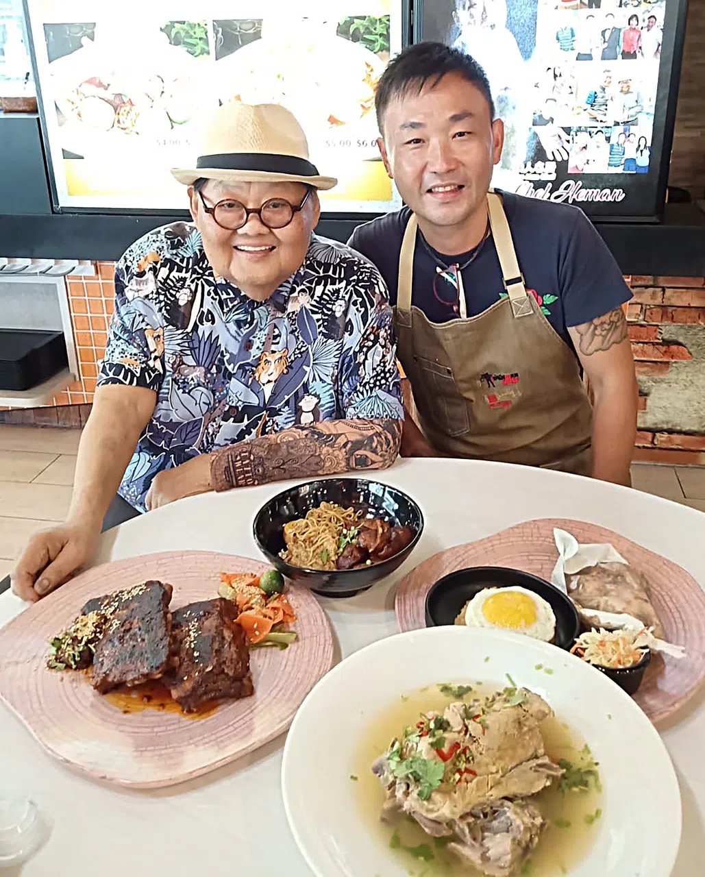 陈喜明（右）说自己对林益民来说如半个儿子。（档案照）