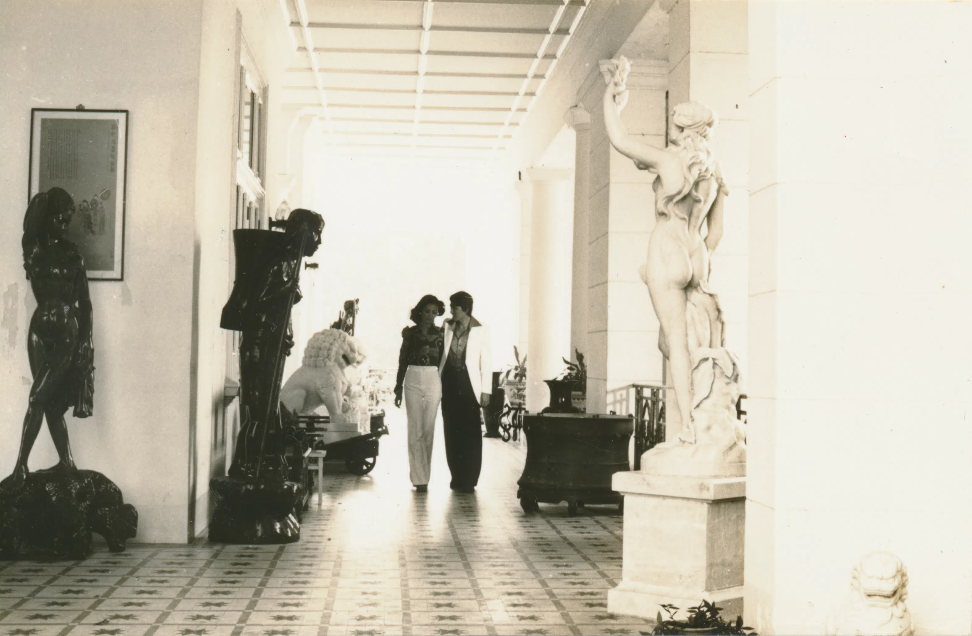 “东南亚船王”唐裕借出豪宅花园让《红楼梦醒》取景。（彭泰彰提供）