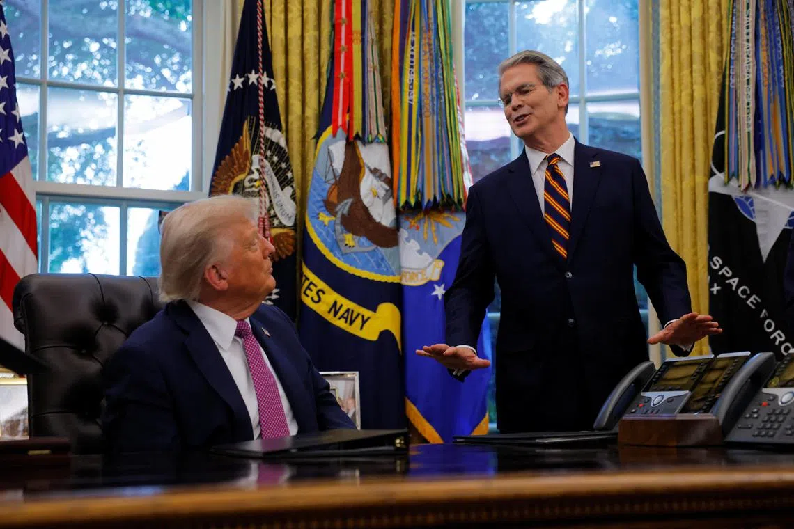 9月5日，特朗普在白宫椭圆形办公室问贝森特是否想当美联储主席，他说没兴趣。（路透社）