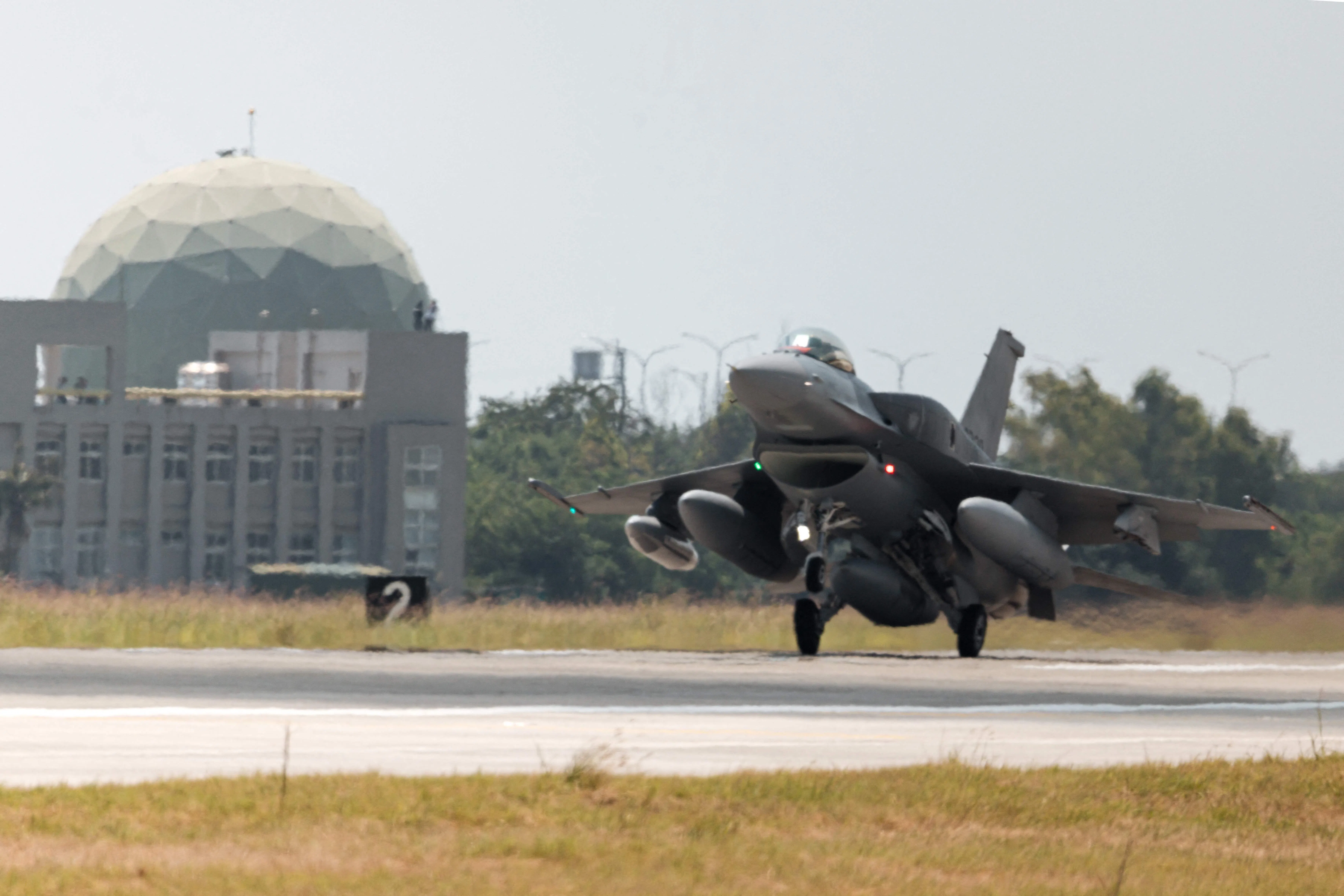 台湾向美国采购F-16V战机，经过从拍板出售至今共七年的等待后，首批两架战机星期五（10月2日）飞抵台湾台东志航基地。（法新社）