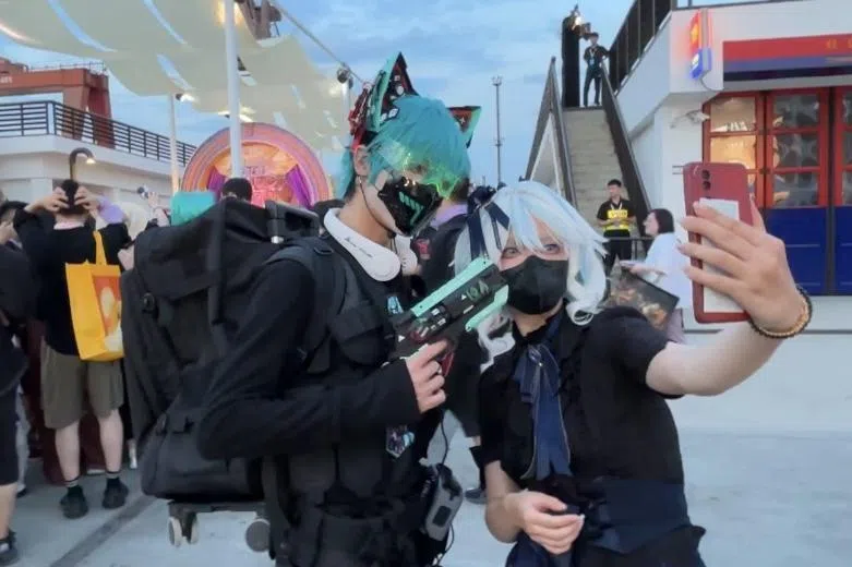 扮演初音默言的“雪介”因造型独特，被多次要求合影。（黎康摄）