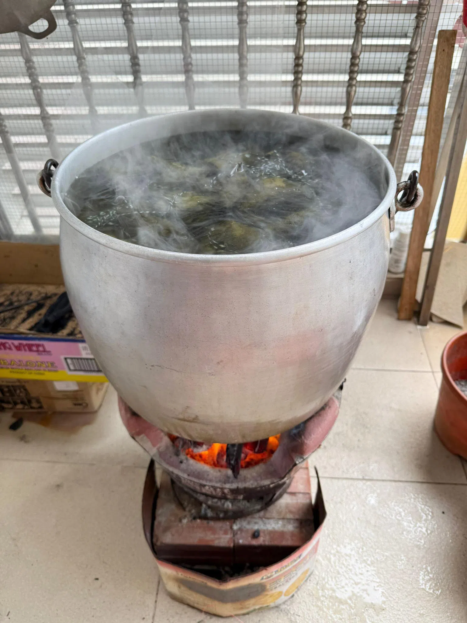 炭火煮粽，唤醒记忆中的古早味，尽显家的温度与传承。（受访者提供）