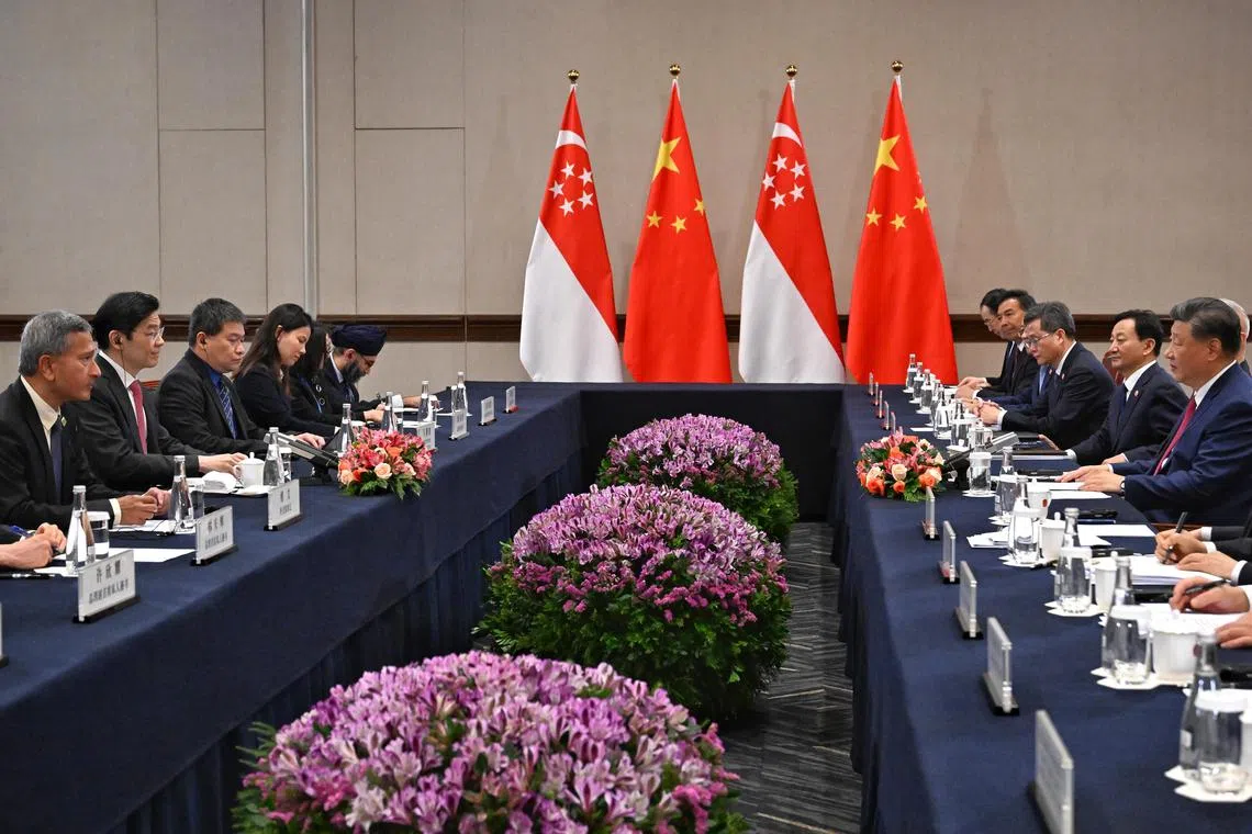 我国总理兼财政部长黄循财（左三）和中国国家主席习近平（右三）在秘鲁利马出席亚太经合峰会期间会晤。（海峡时报）