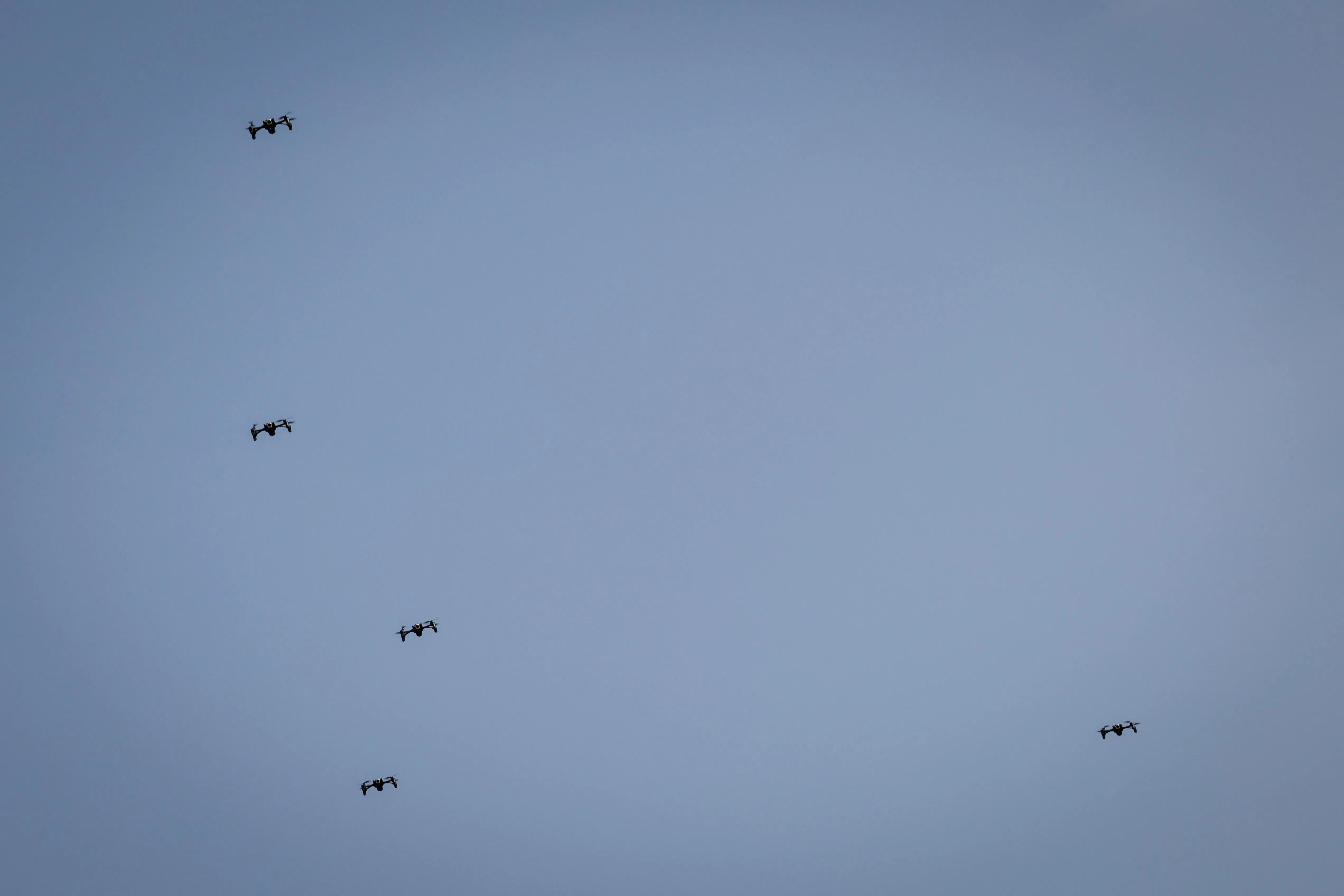 第六师陆军侦察与突击总部的操作员4月9日向黄循财总理示范如何一人同时操控多架无人机。（叶振忠摄）