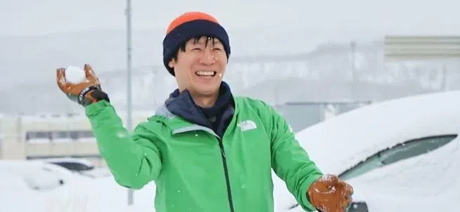 陈善奎像个孩子，开心地打雪仗。（互联网）