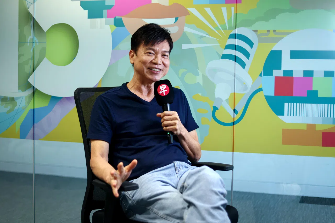 谢韶光接受《联合早报》访问，态度亲切友善。（龙国雄摄）