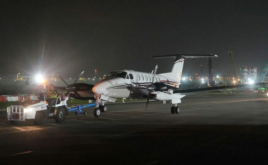 德事隆King Air 360和Citation M2 Gen 2型飞机星期四（2月15日）晚上先后通过航空园路，运送至樟宜展览中心，准备在来临的新加坡航空展上展出。（谢智扬摄）