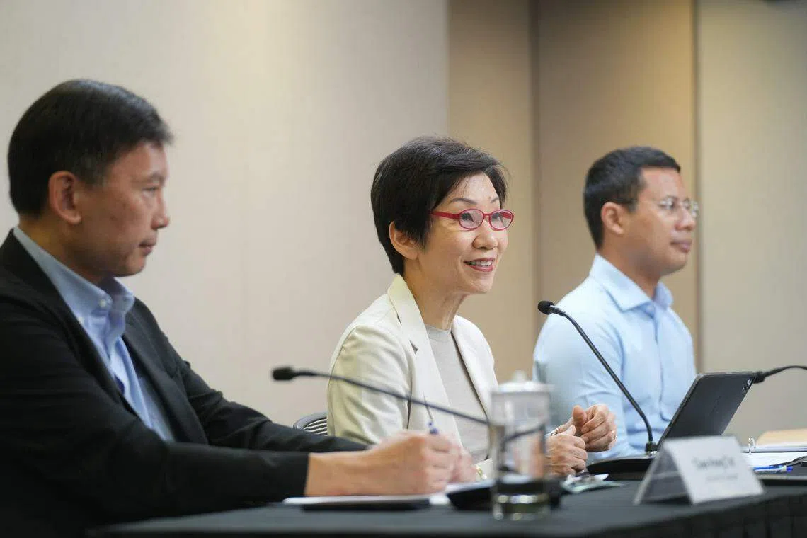 交通部长兼财政部第二部长徐芳达（左起）、永续发展与环境部长傅海燕和国家发展部长李智陞星期一在记者会上强调，漏油情况可能会继续出现变化，应做好应对不确定性的准备。一些滞留的油污可能在稍后再次浮出水面。（谢智扬摄）