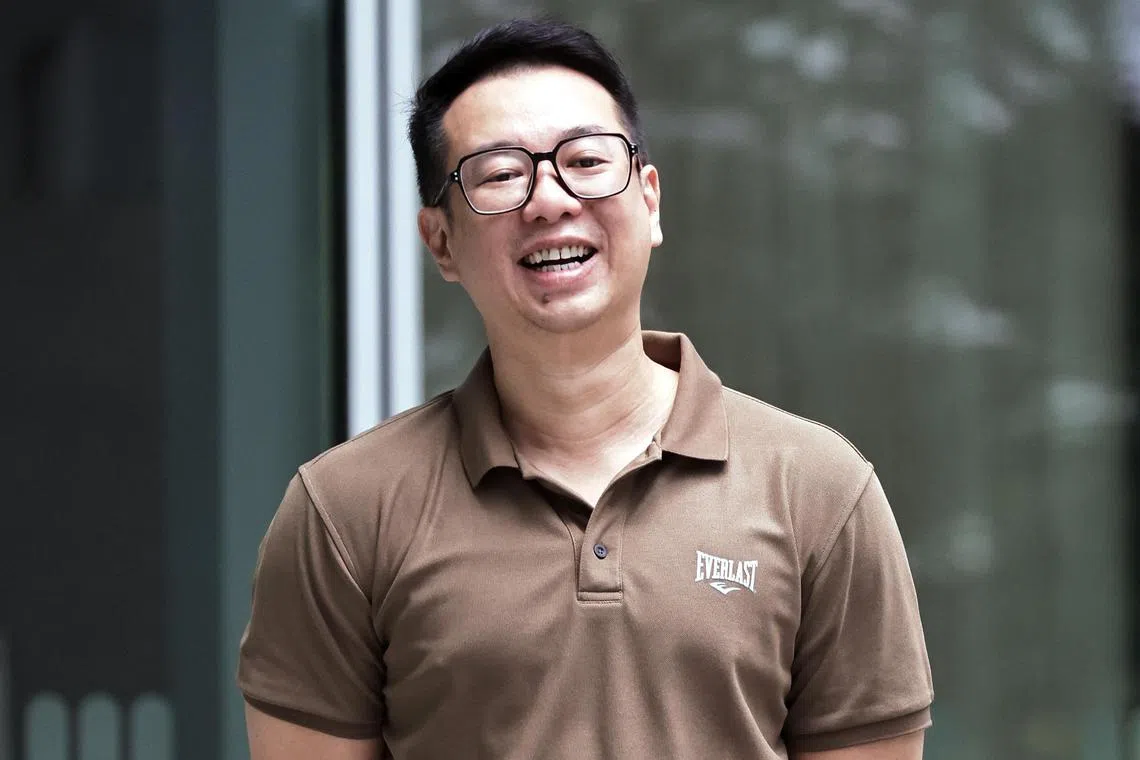 被告在乘车过程中要求司机让他下车被拒后，试图强行打开车门，甚至想解开司机的安全带。他甚至通过车窗朝司机挥了几拳，后者连忙用手臂防卫。（海峡时报）