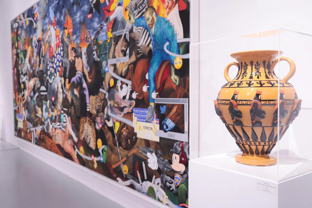 菲利普·考尔伯特创作的龙虾陶罐与大型绘画。（李冠卫摄）