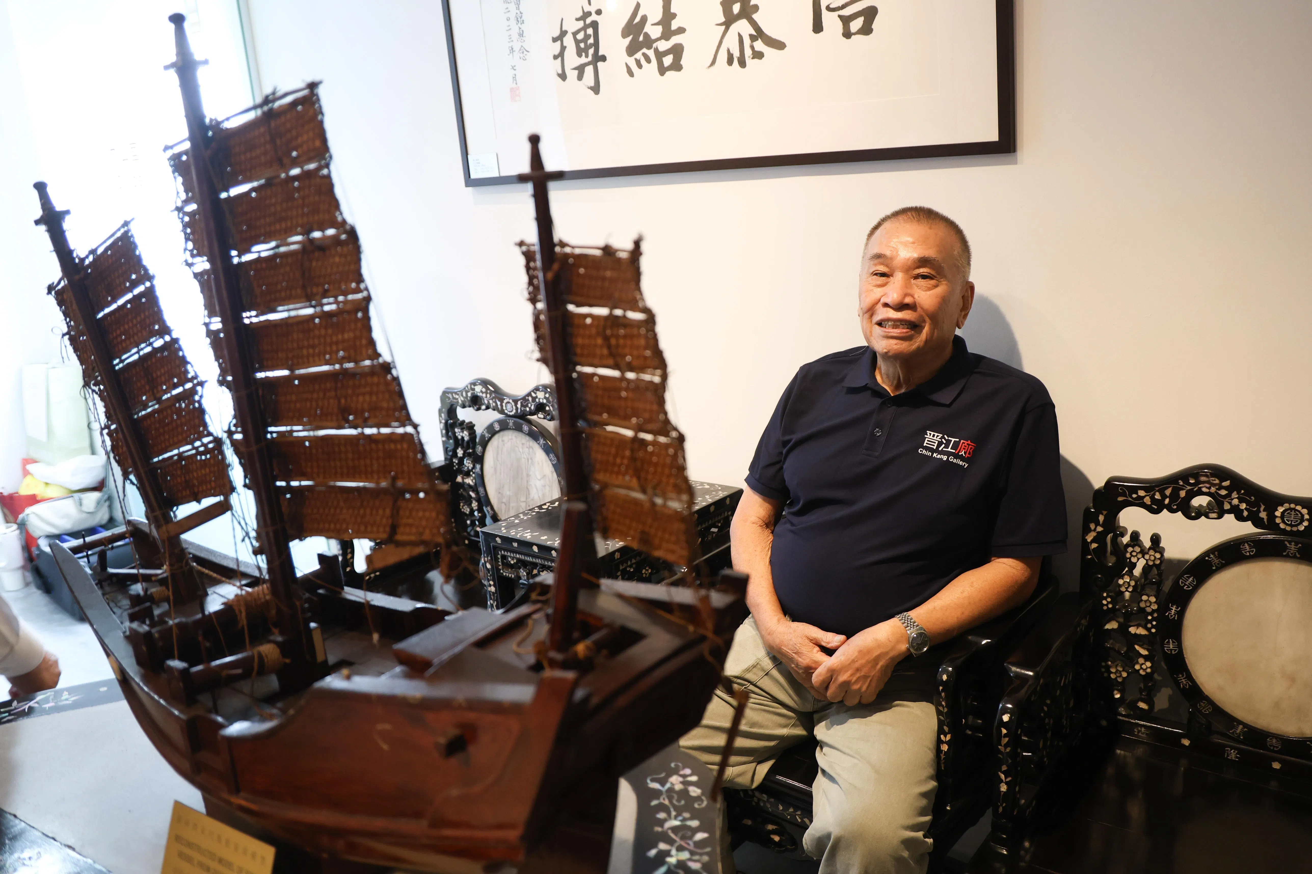 在上世纪60年代末、70年代初做钩海底估俚的王为森是书中受访者之一，年轻时为了赚钱，曾几天几夜连续卸货，把货物从货船上卸到大䑩上。（关俊威摄）