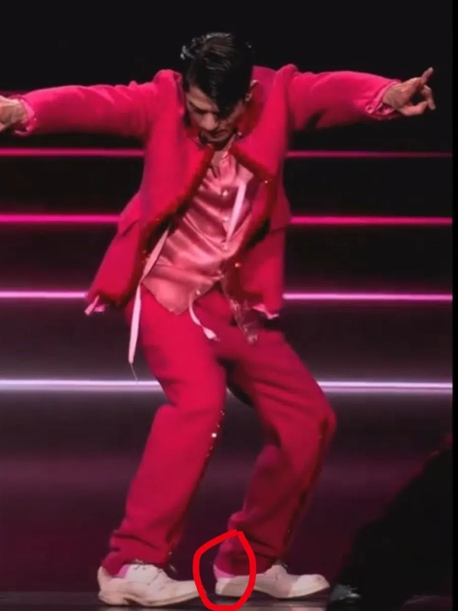 郭富城的鞋在表演时被踩掉。（取自微博）