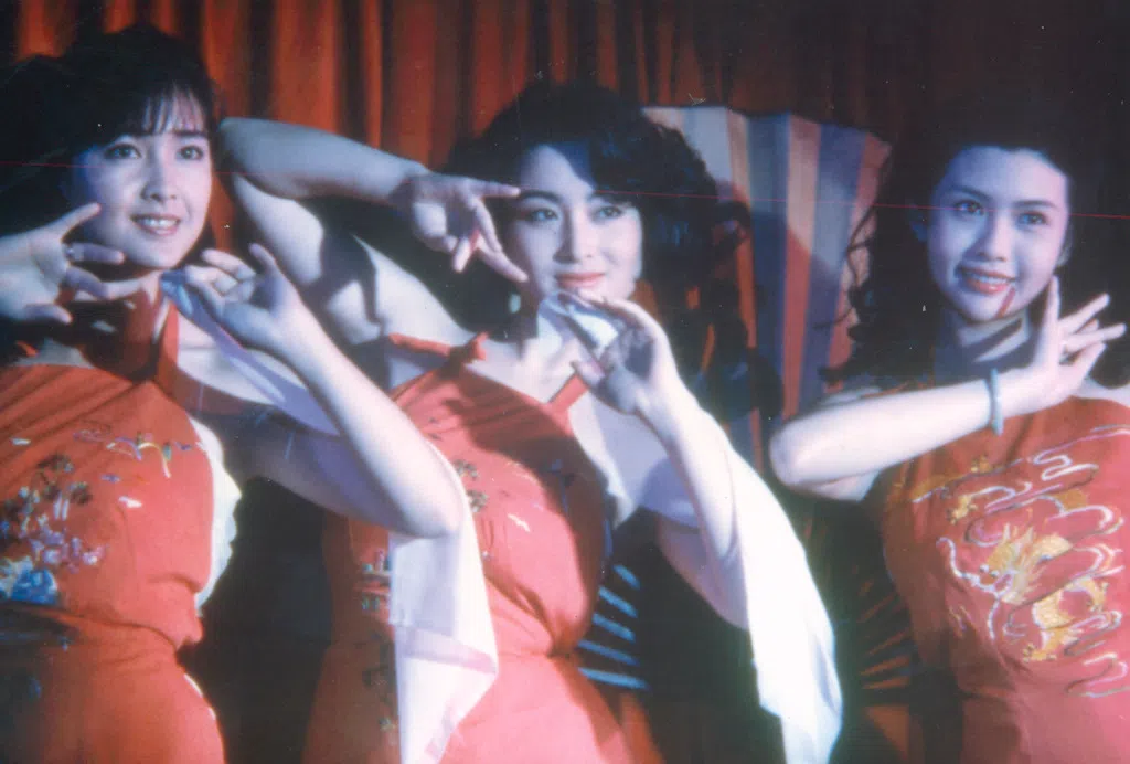 周慧敏及张敏30多年前曾合作《精装追女仔之3狼之一族》。右为邱淑贞。（互联网）