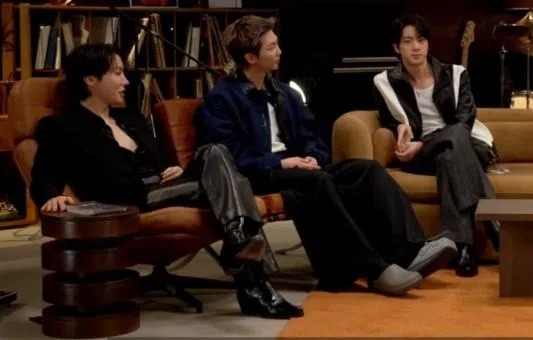 在BTS的官方YouTube直播节目“STUDIO NOTES I ‘ARIRANG’”中，可见成员RM（中）的左脚似乎戴着石膏。（视频截图）