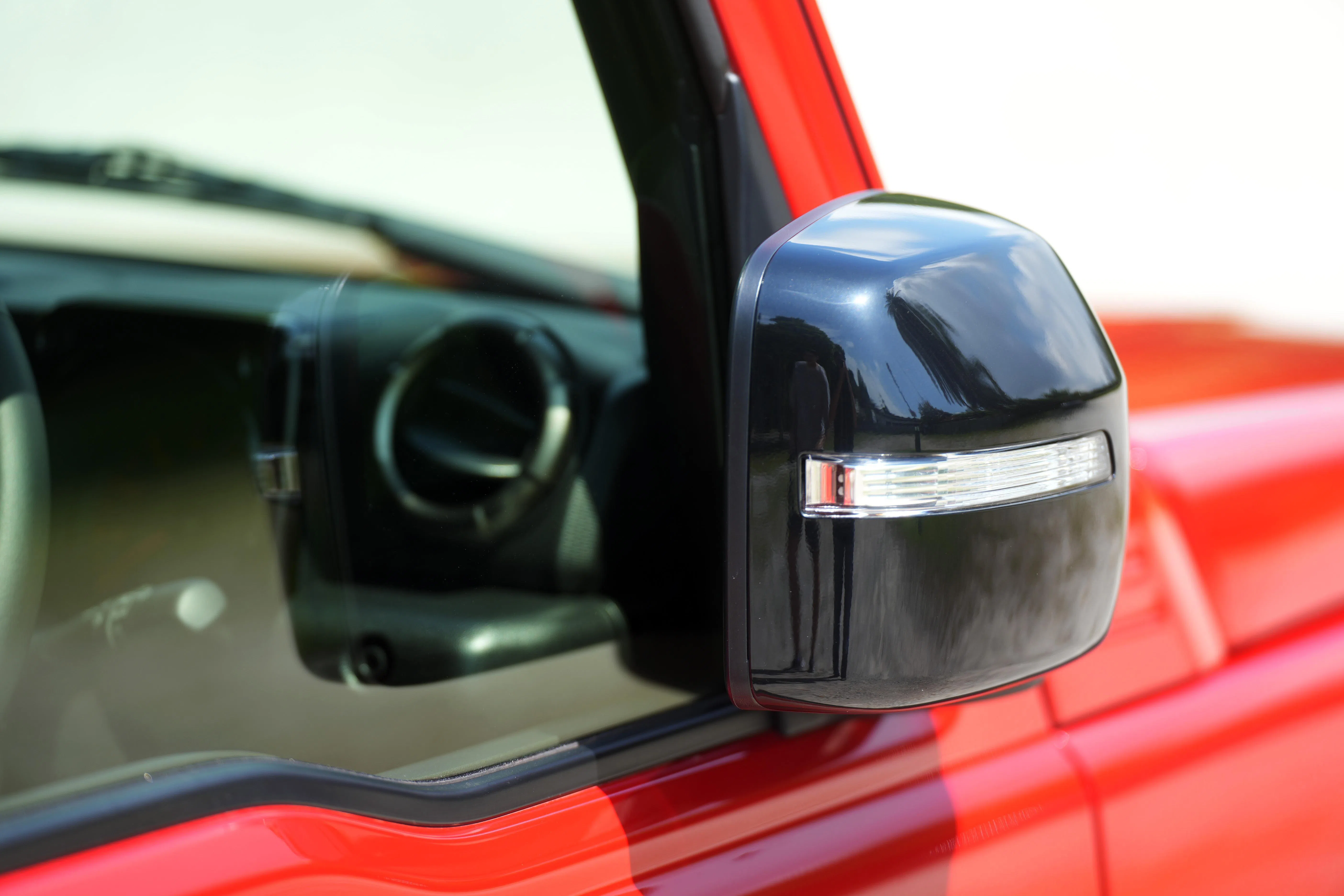 车子两侧后视镜具备收折功能。（谢智扬摄）