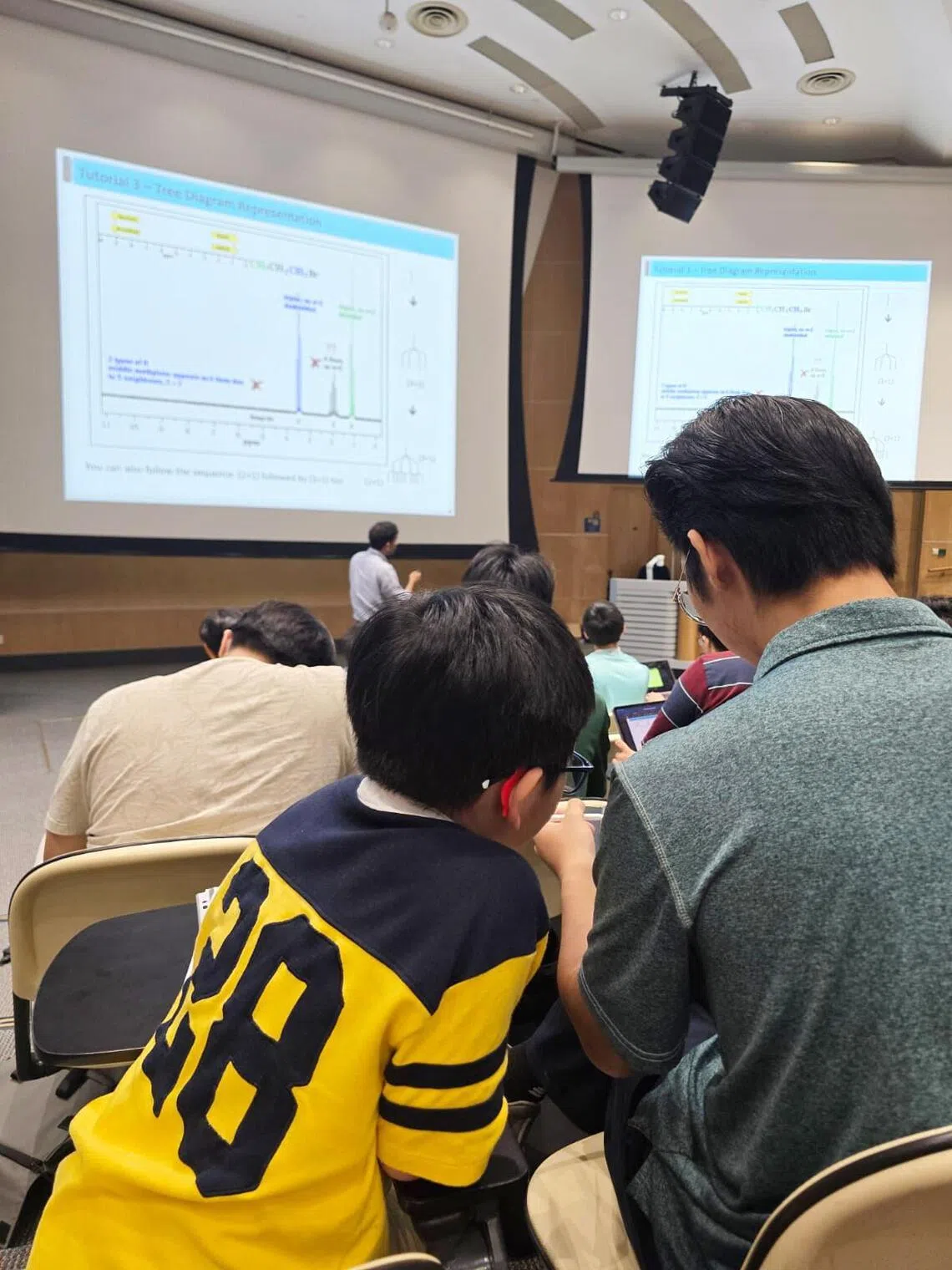 到南大旁听，关颖恩最兴奋的不仅是学到新知识，更是能和大哥哥大姐姐一起互动。同学们热情地照顾着这个小朋友，他也视这些大哥哥大姐姐为榜样。（郑婕仪提供）