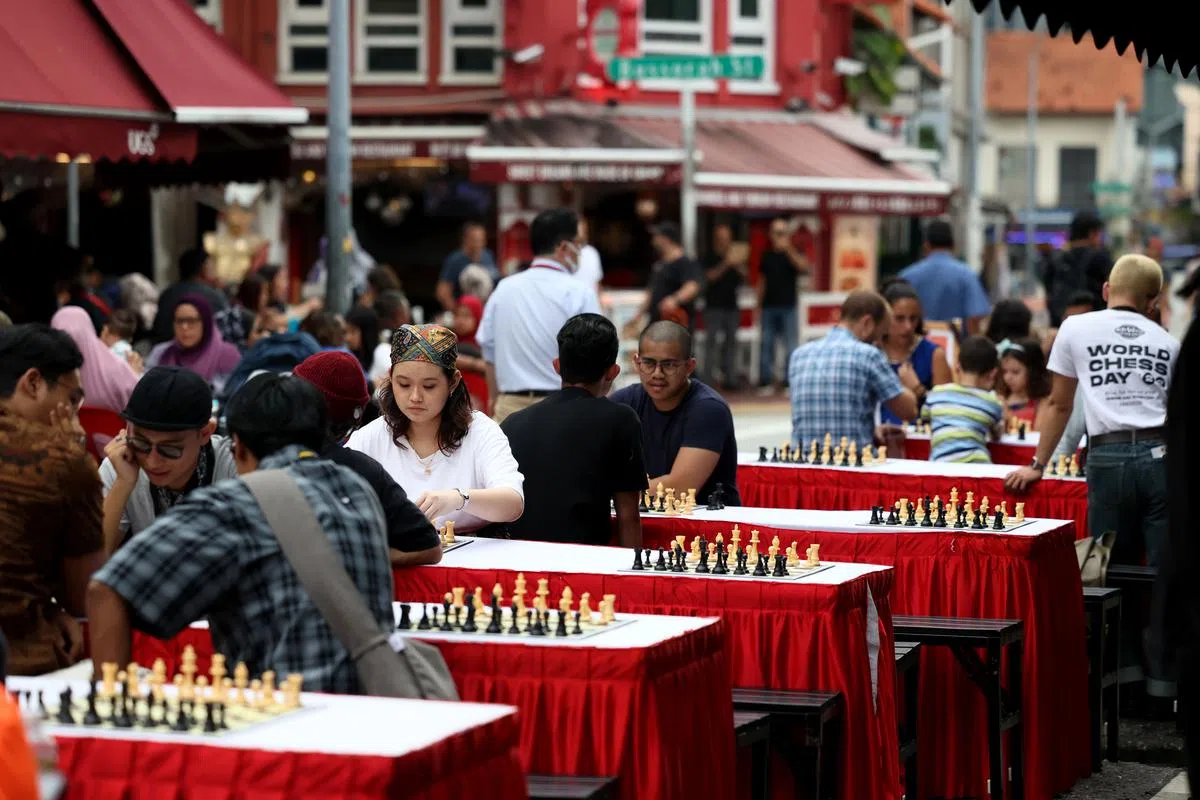 阿里哇国际象棋社团通过举办街头棋会，推广棋文化，希望国际象棋能成为普罗大众皆可参与的活动。（龙国雄／摄）