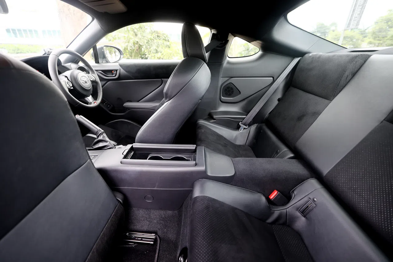 后排腿部和头部空间很少，不大适合乘坐。（陈渊庄摄）