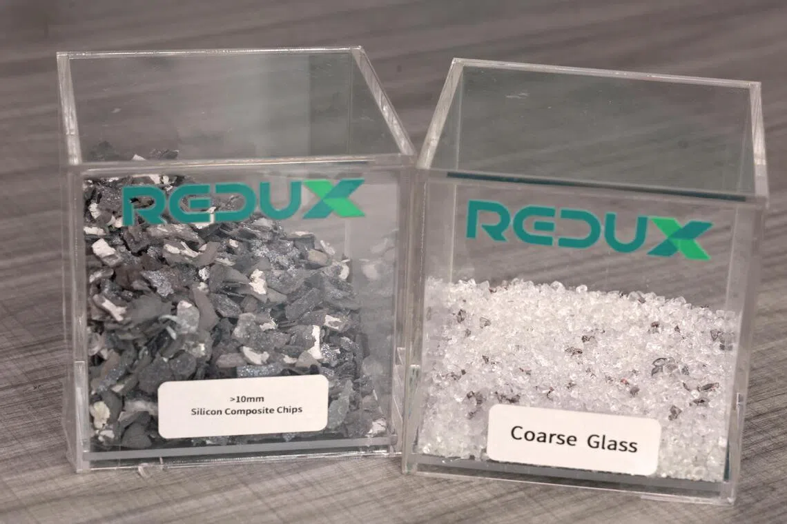 本地电子垃圾回收企业Redux，将废旧太阳能板碾碎后获得含硅碎粒（左）和玻璃碎粒（右）。含硅碎粒可用于提取高纯度银，玻璃碎粒则具有潜在建筑材料用途。（周国威摄）