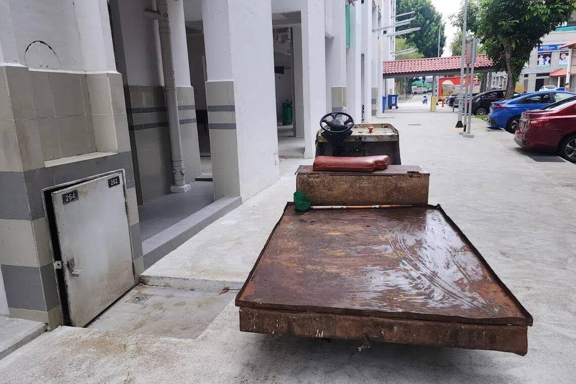 去年11月之前，清洁工主要使用这款垃圾推车，每次需两人配合，把垃圾槽内的垃圾桶搬上推车，再运到社区垃圾集中点清洗，整体效率有限。遇到30多层的高楼组屋，或垃圾量较大的节假日，工人往返次数增加，体力消耗大，作业时间也随之拉长。（创成服务私人有限公司提供）