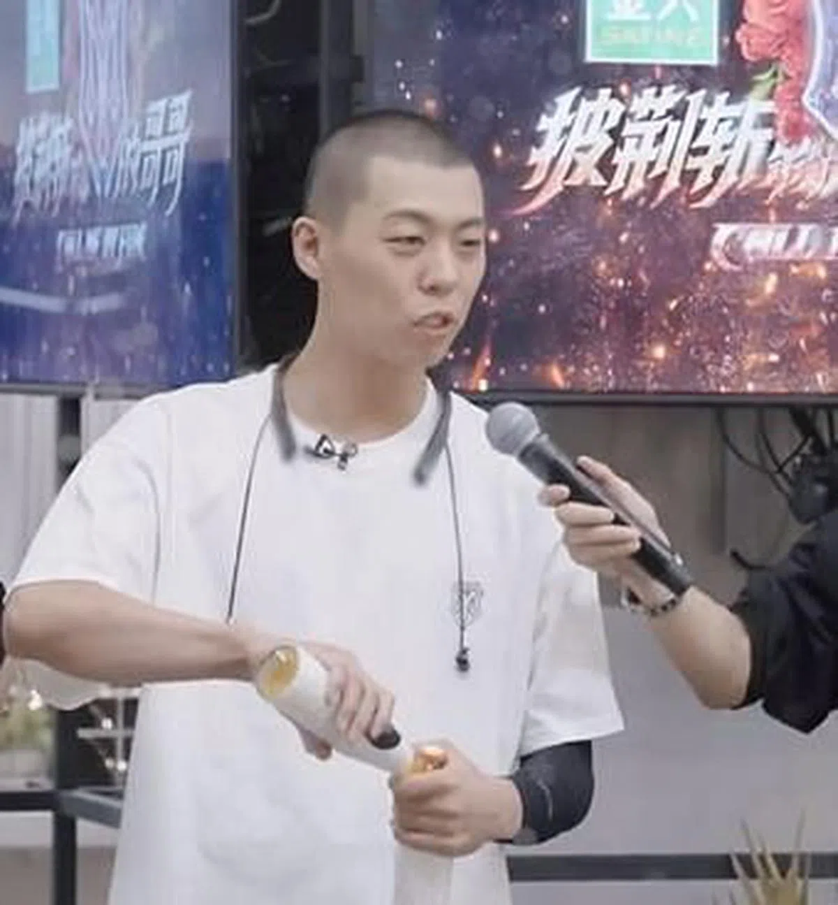 乐队歌手瑞奇不只懂音乐，还是“人肉开瓶器”。（视频截图）