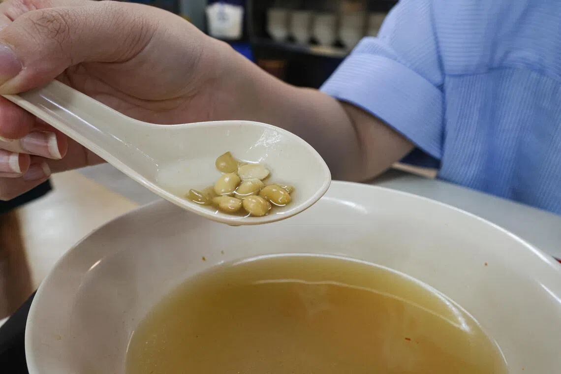 利用黄豆熬煮的汤头是这家酿豆腐摊位的特色之一，汤头不加味精。（关俊威摄）