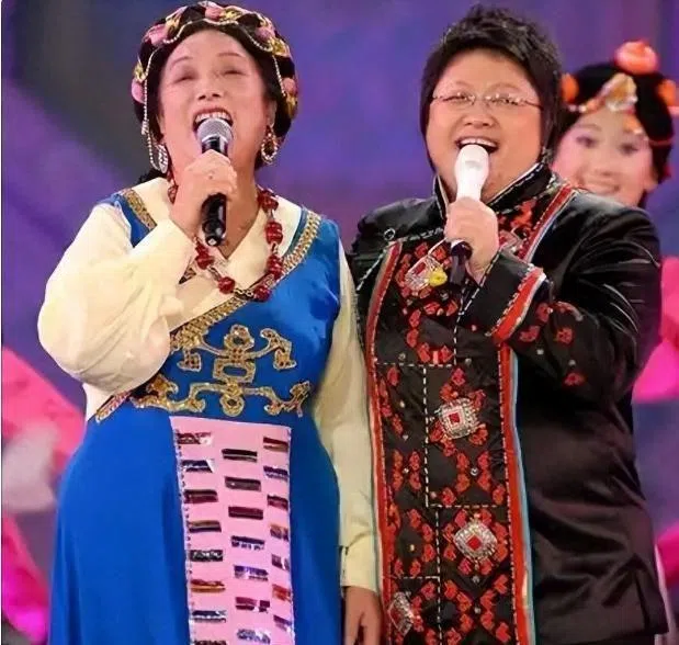 韩红（右）和母亲同台演唱。（互联网）