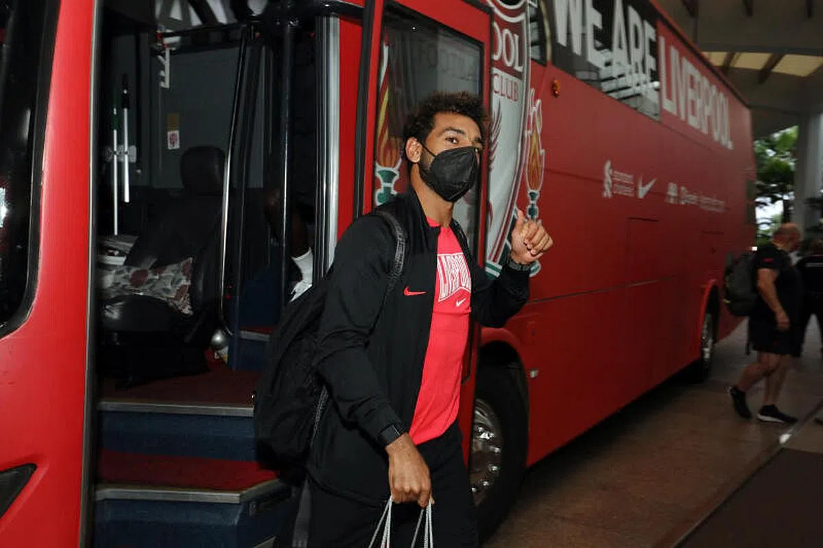 萨拉赫在听到自己的名字被叫出后，向球迷竖起拇指示意。（邝启聪摄）