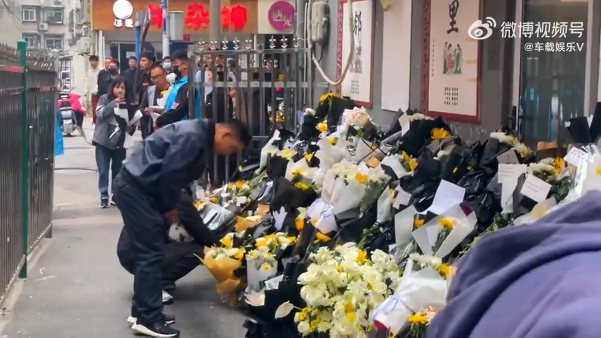 有民众在李克强故居外献花后，鞠躬致意。（微博视频截屏）