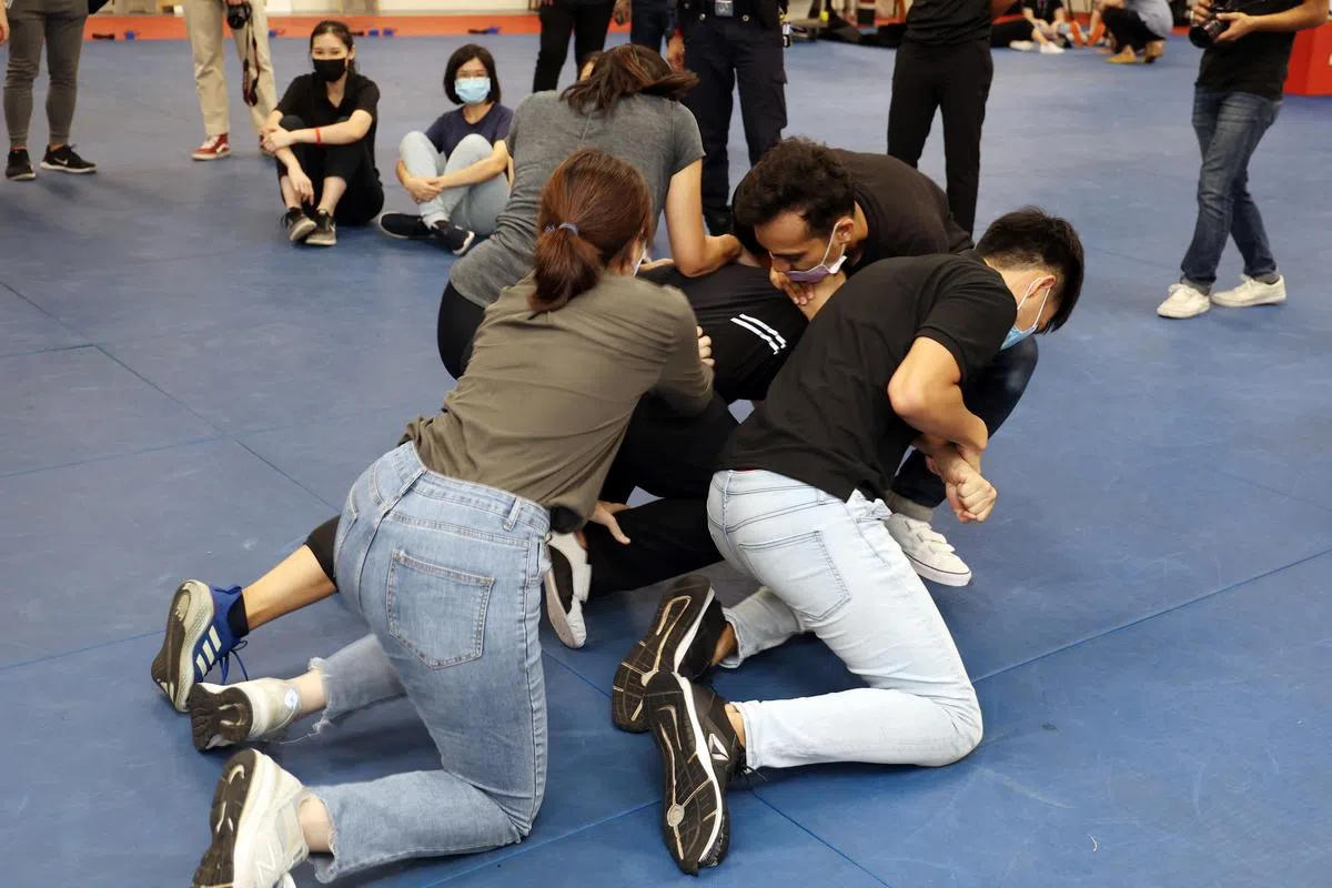 四名记者尝试制伏一名“嫌犯”，但最后并没成功。（王彦燕摄）