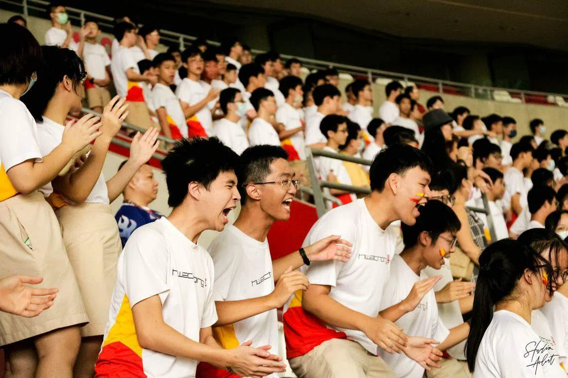 爱校精神在华中儿女一遍又一遍的呐喊声中体现无遗。（华侨中学周思妍摄）