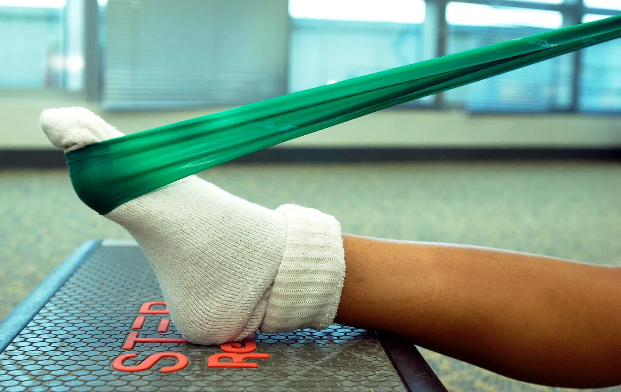 脚踝扭伤痊愈后，加强踝关节力量与柔韧性训练，能降低再次扭伤的风险。（档案照）