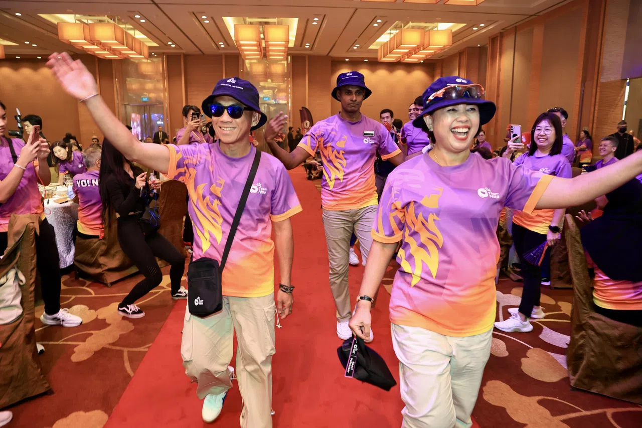 尼拉团队志愿者们穿着印有狮头的新制服和新推出的官方配饰亮相。（特约陈来福摄）