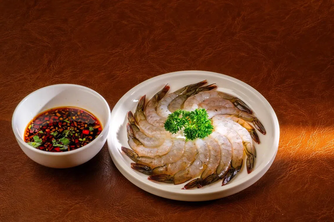 “Shao烧”的生腌虾选用海虾，以海盐和绍兴酒等腌制一小时。（餐馆提供）