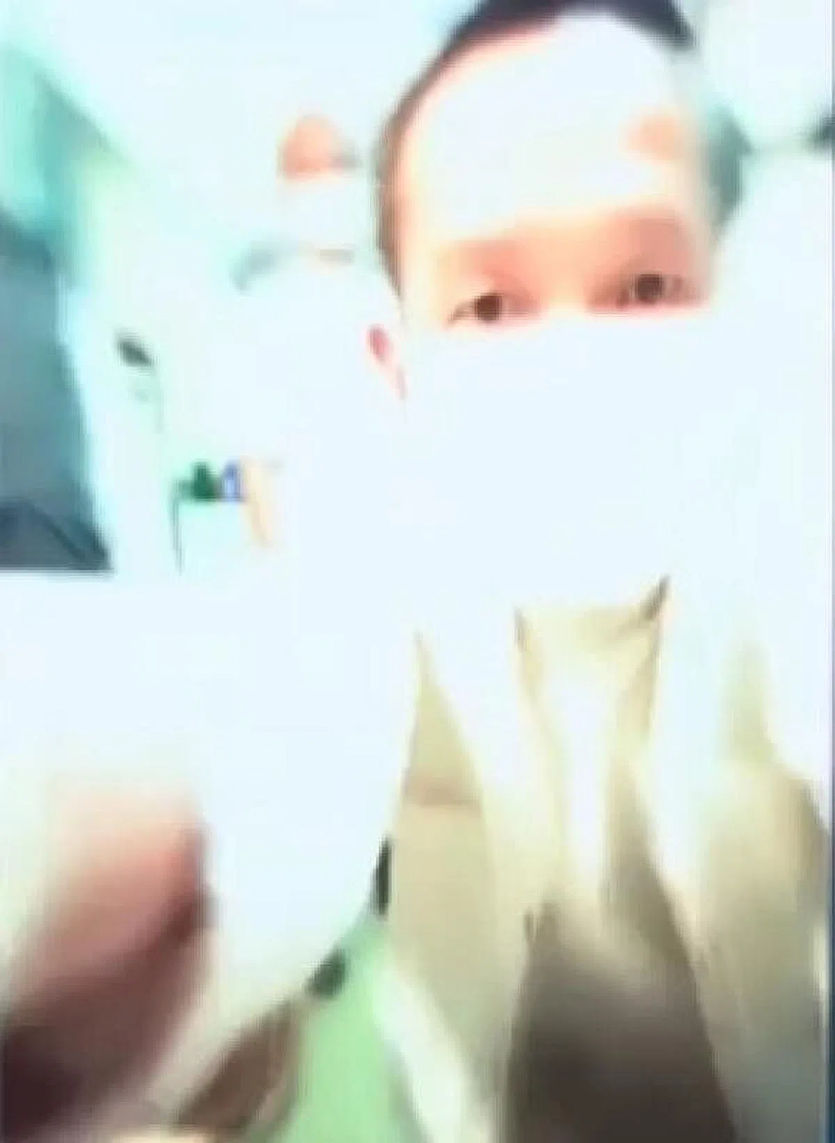 柯文炳为杨紫琼“接生”片段。（截图：受访者提供）