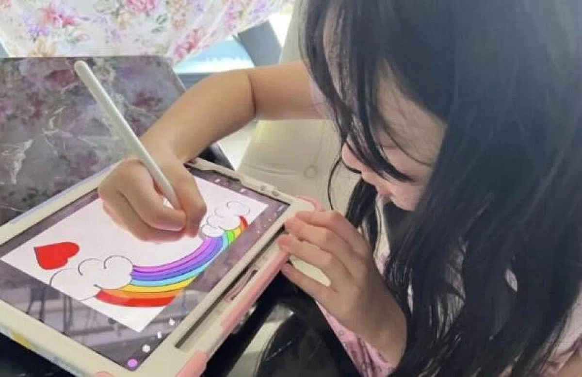 吴尊爱女绘图，专心一意，爱心满满。（互联网）