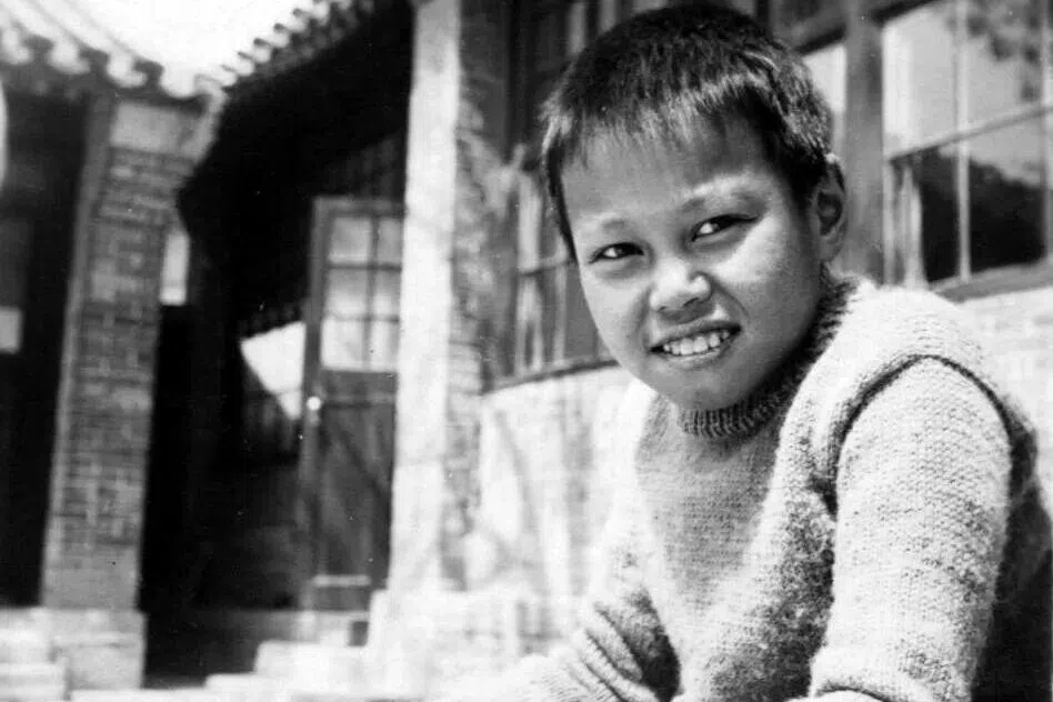 杨振宁年少时与家人住在清华园内，他形容当时的清华园像个避风港。图为1935年杨振宁于清华园西院11号。（互联网）