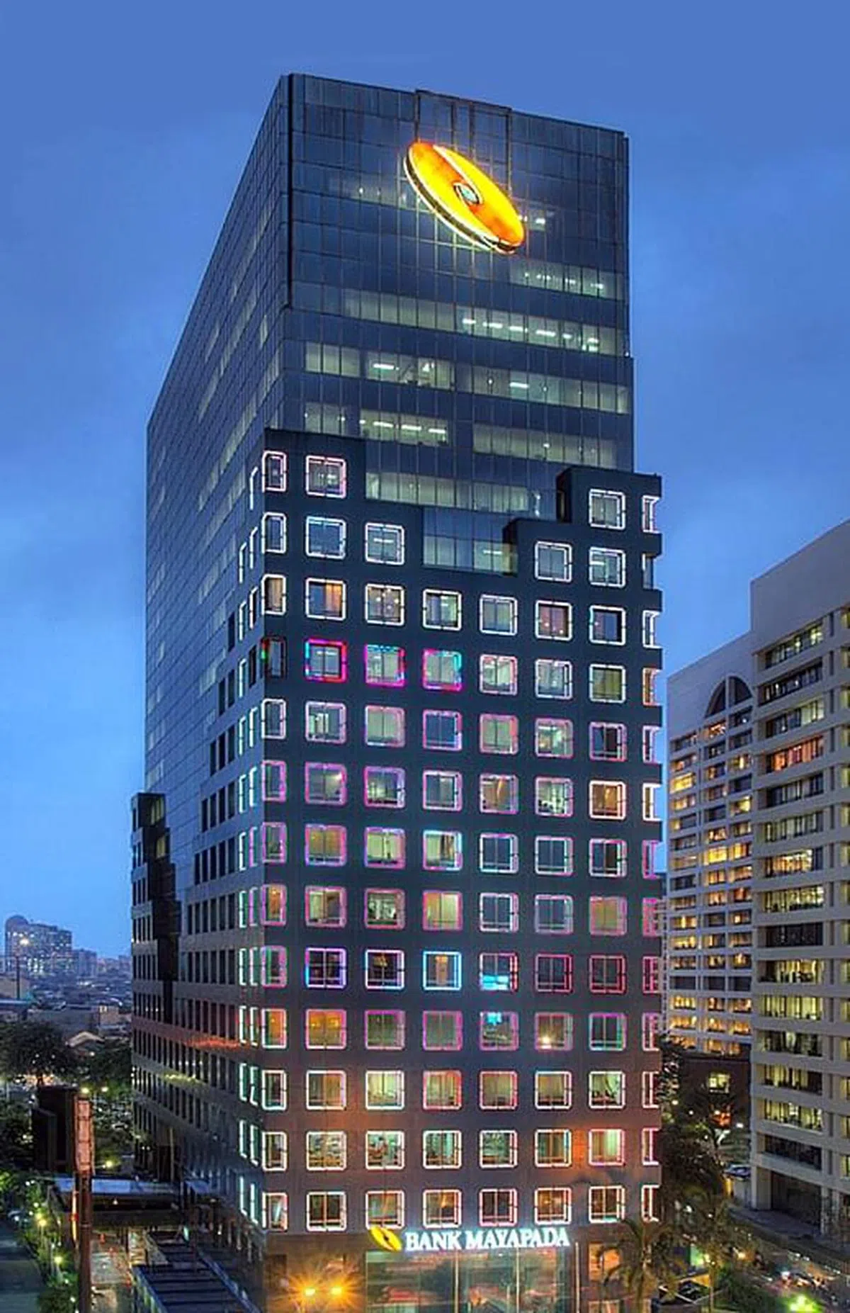 国信集团在雅加达黄金地段拥有三座商业大楼，每座大楼市值约6亿美元（约8.5亿新元）。（图/受访者提供）