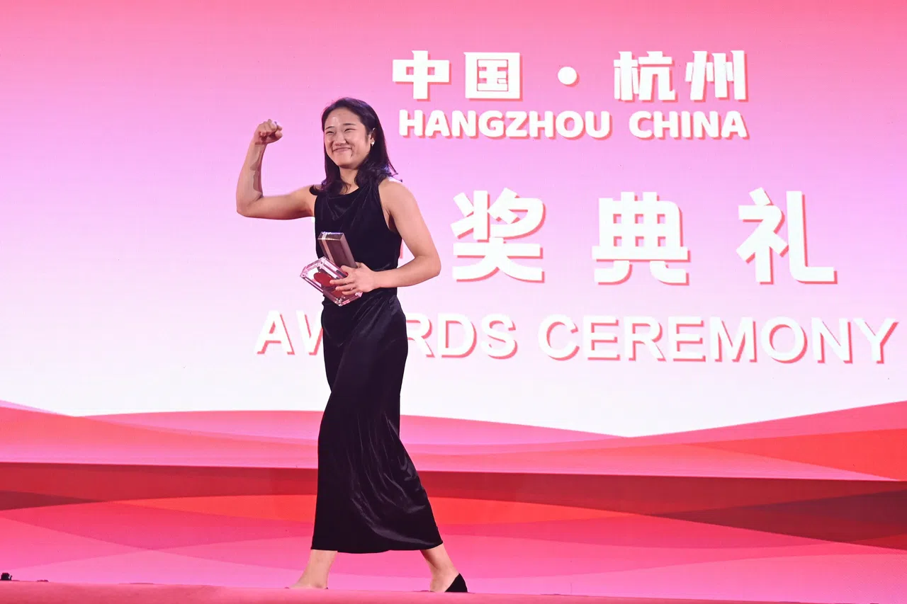 安洗莹毫无意外地拿下最佳女运动员奖项，她今年的成绩在男子和女子运动员上都一骑绝尘，在14站比赛中打进了13场决赛，且赢得了其中11个冠军。（新华社）