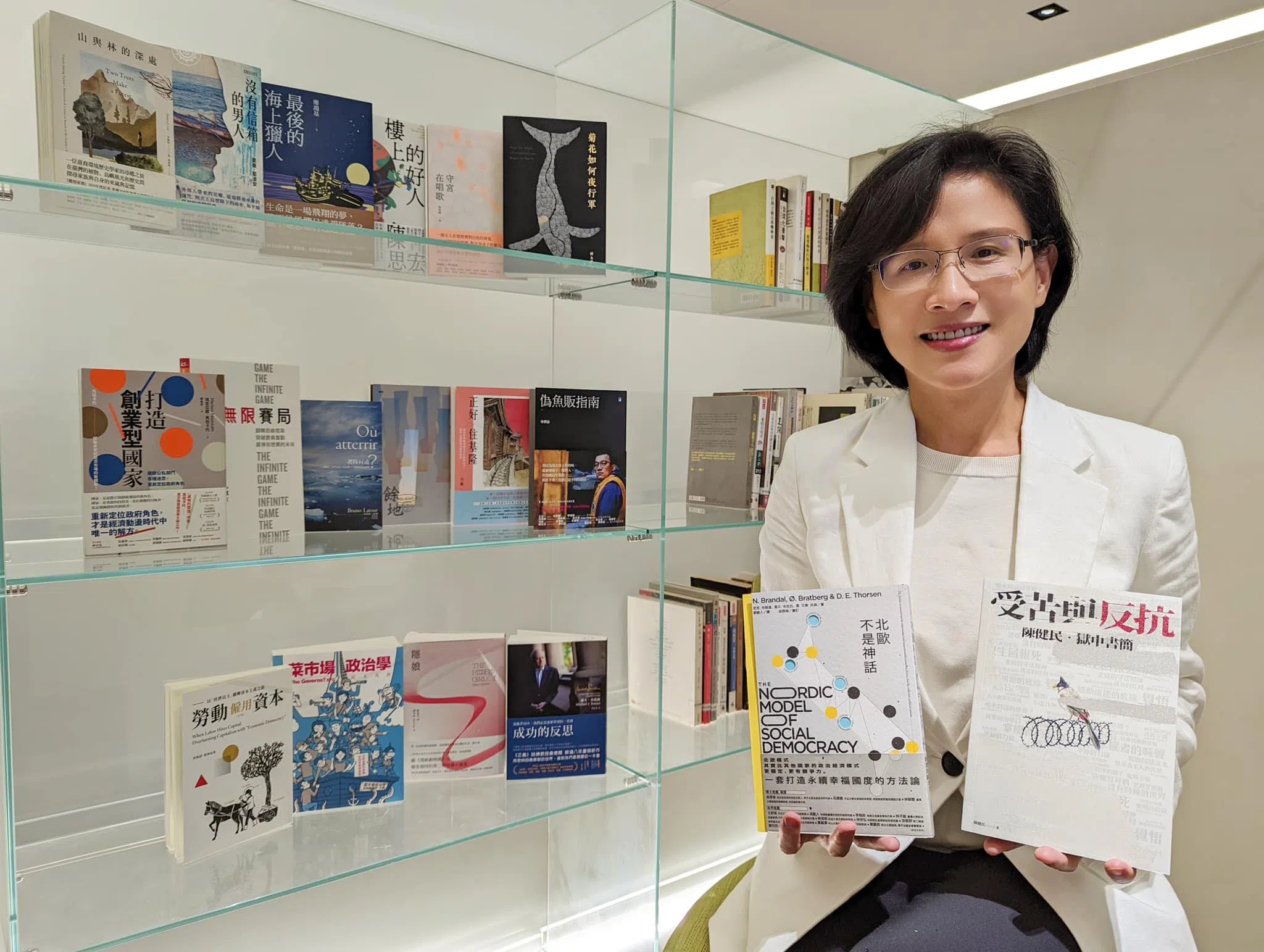 郑丽君毕业自台大哲学系，属于野百合世代，媒体用“理性、优雅、情感内敛”形容她。图为2022年的世界阅读日，郑丽君向通过脸书介绍书籍。（郑丽君脸书）