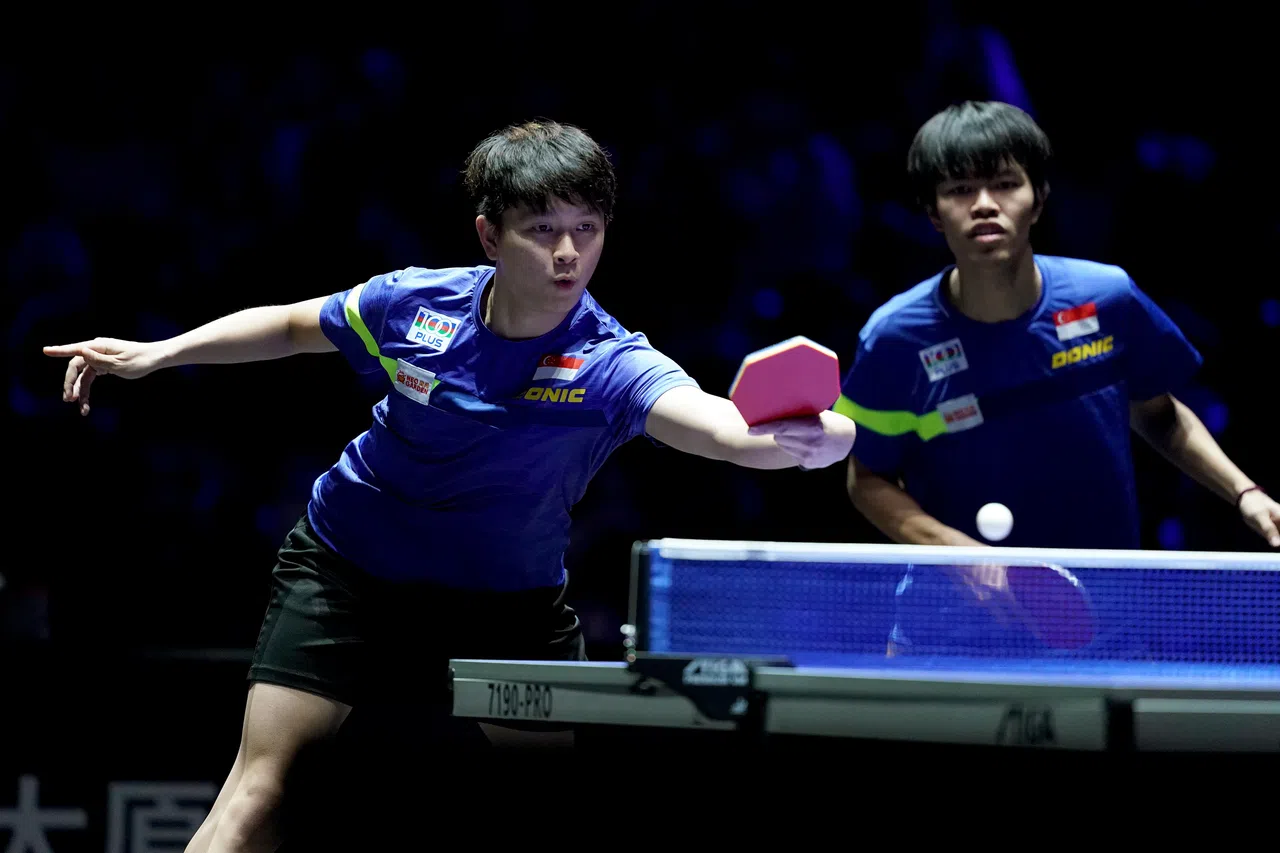 周哲宇（左）／蔡劭恒在男双复赛首局获胜后，以大比分2比3败给中国组合袁励岑／徐瑛彬。（WTT提供）