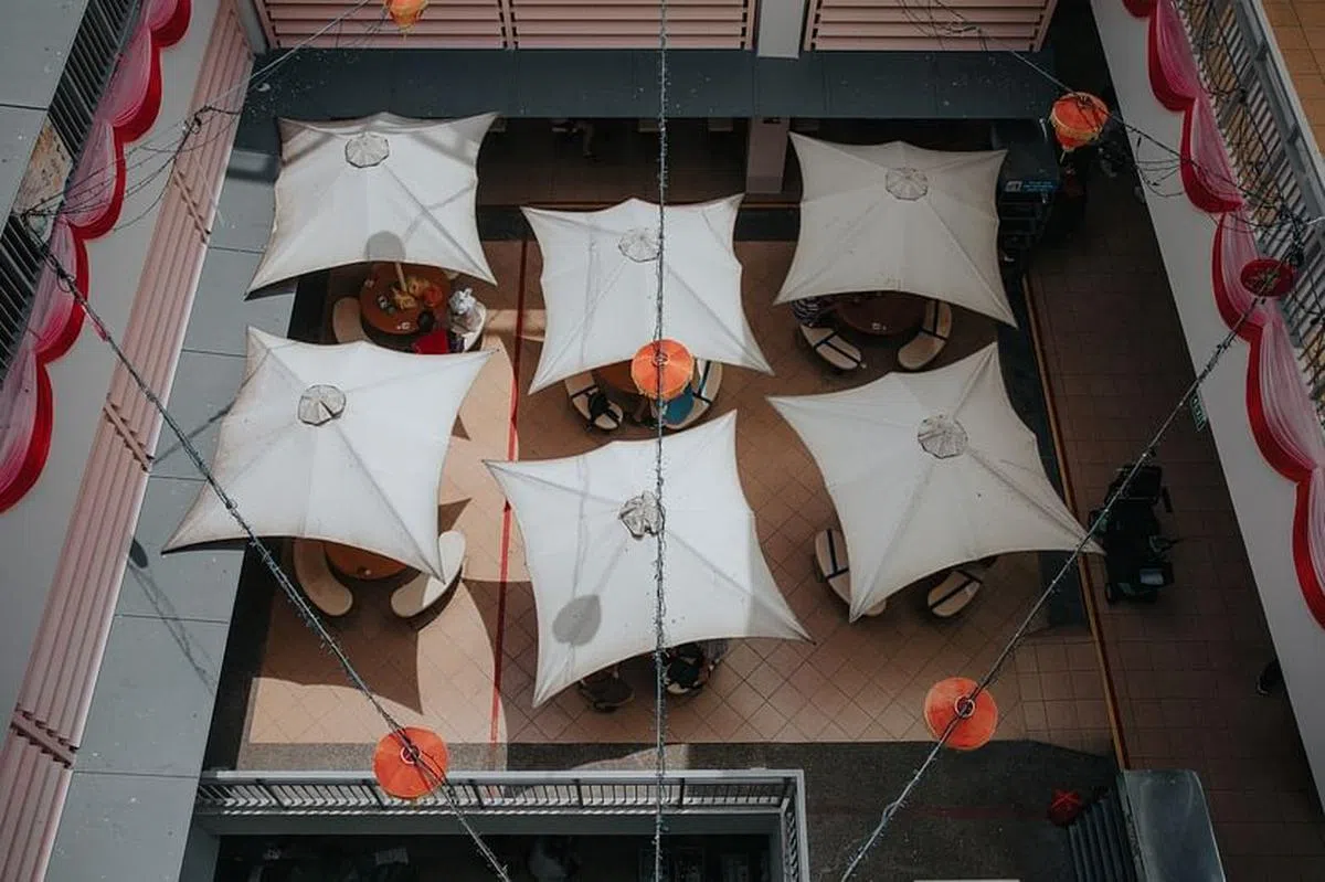 达曼裕廊熟食中心从高处望向二楼的遮阳伞座位，画面很美。（李益吉摄）