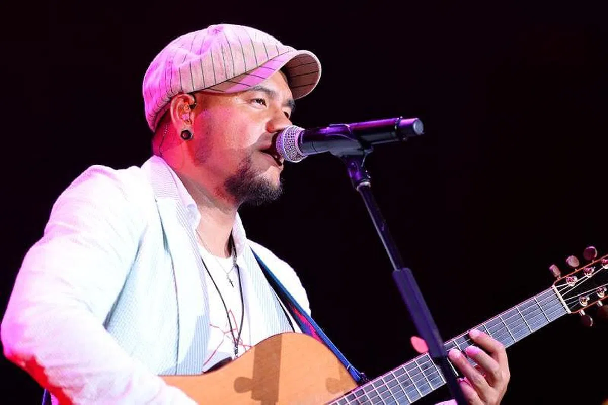 台湾艺人张震岳于2013年10月20日在新加坡圣淘沙综合娱乐城The Coliseum举行“我是海雅谷慕”演唱会。他的五首歌在2015年被列入中国大陆文旅部的曲目黑名单。（互联网）