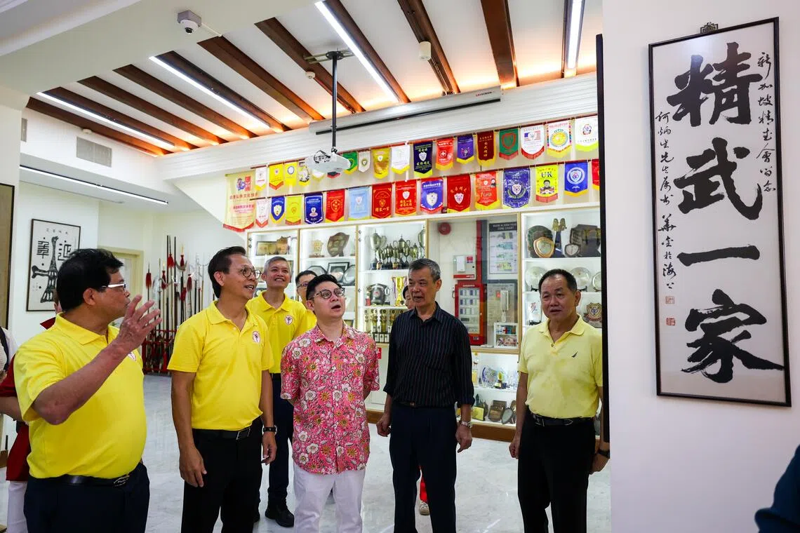 精武会所翻新开幕当天，丹戎巴葛集选区议员符策翔（中）到场参与开幕仪式，并参观会所。（林明顺摄）
