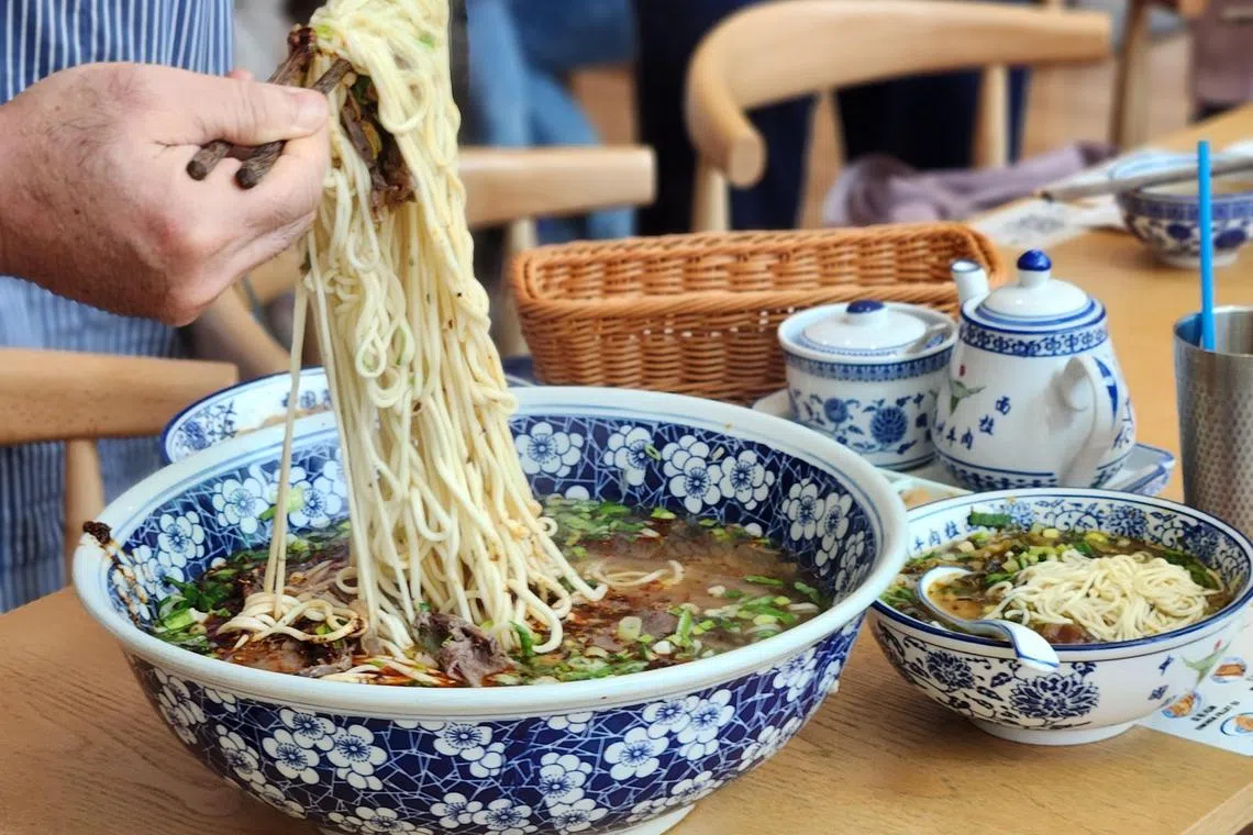 四人分量的超大碗牛肉面套餐。（陈爱薇摄）