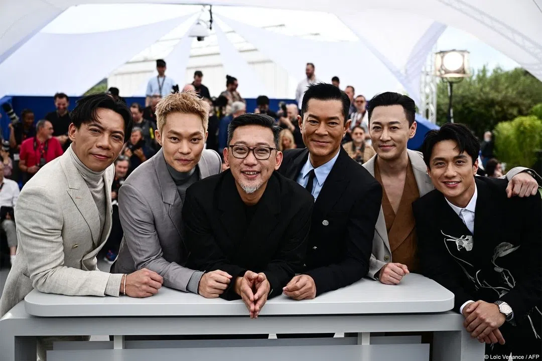 《九龙城寨之围城》男班底张文杰（左起）胡子彤、导演郑保瑞、古天乐、林峯和刘俊谦。（取自康城官方IG）