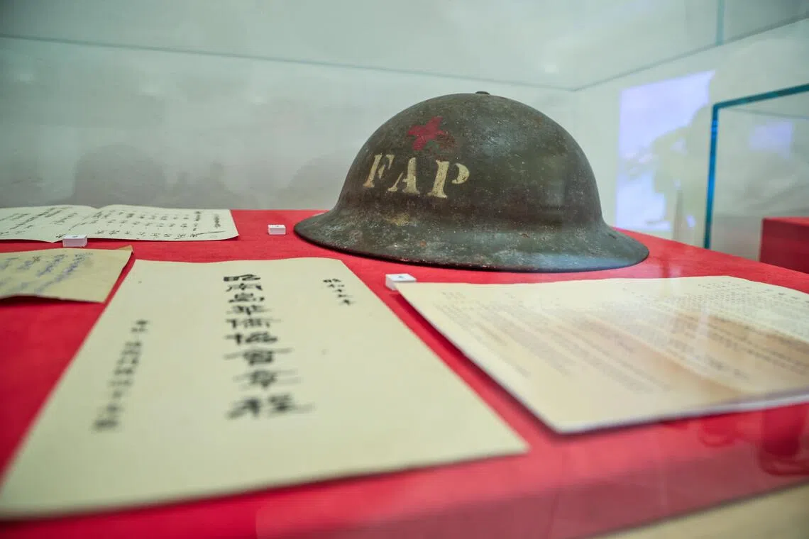 二战救援队伍队的头盔。（陈渊庄摄）